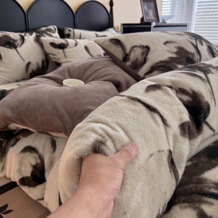 91家纺网 家纺一手货源 找家纺 慕梵家居 2025新款亲肤舒适兔绒床笠款四件套 墨庭芳菲-米