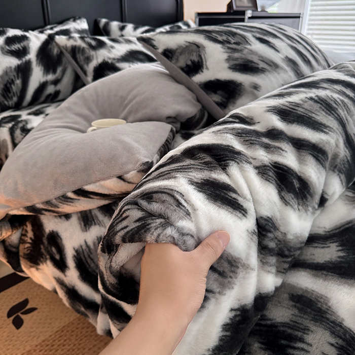 91家纺网 家纺一手货源 找家纺 慕梵家居 2025新款亲肤舒适兔绒床笠款四件套 奢豹荣域-灰