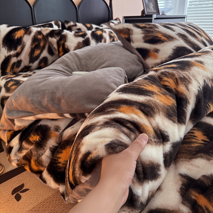 91家纺网 家纺一手货源 找家纺 慕梵家居 2025新款亲肤舒适兔绒床笠款四件套 奢豹荣域-咖