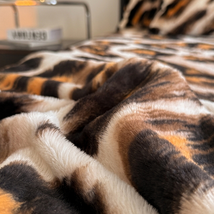 91家纺网 家纺一手货源 找家纺 慕梵家居 2025新款亲肤舒适兔绒床笠款四件套 奢豹荣域-咖