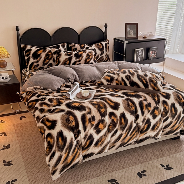 91家纺网 家纺一手货源 找家纺 慕梵家居 2025新款亲肤舒适兔绒床笠款四件套 奢豹荣域-咖