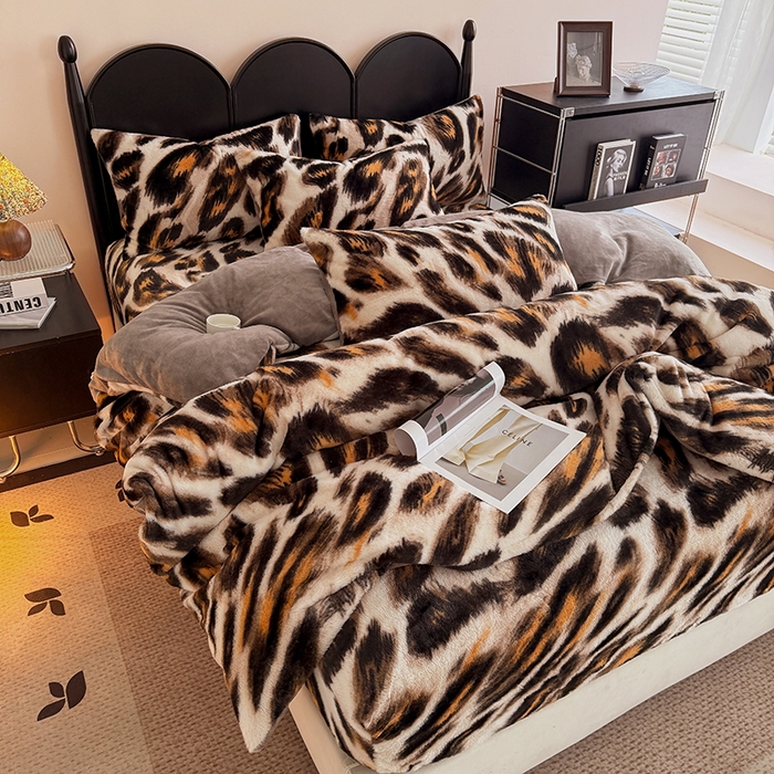 91家纺网 家纺一手货源 找家纺 慕梵家居 2025新款亲肤舒适兔绒床笠款四件套 奢豹荣域-咖