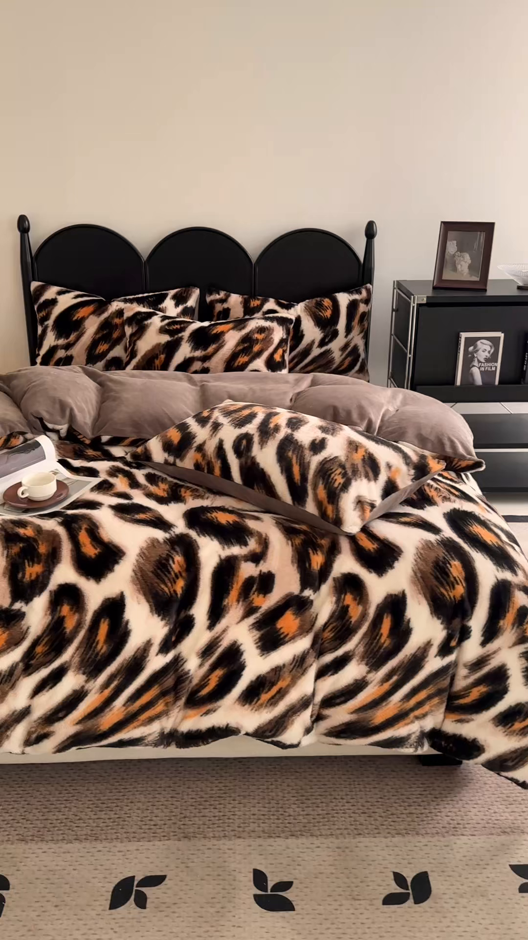 91家纺网 家纺一手货源 找家纺 慕梵家居 2025新款亲肤舒适兔绒床笠款四件套 奢豹荣域-咖