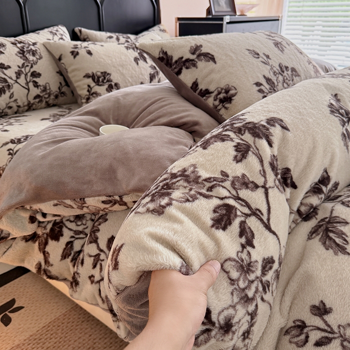 91家纺网 家纺一手货源 找家纺 慕梵家居 2025新款亲肤舒适兔绒床笠款四件套 夜阑花魅