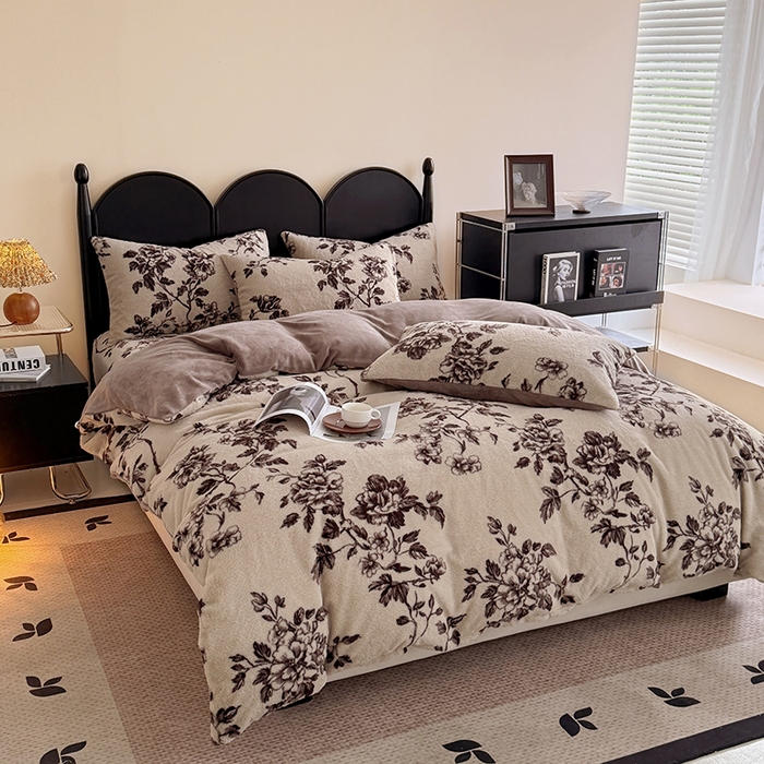 91家纺网 家纺一手货源 找家纺 慕梵家居 2025新款亲肤舒适兔绒床笠款四件套 夜阑花魅