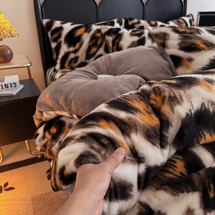 91家纺网 家纺一手货源 找家纺 慕梵家居 2025新款兔绒被套单品单被套被套单件 奢豹荣域-咖