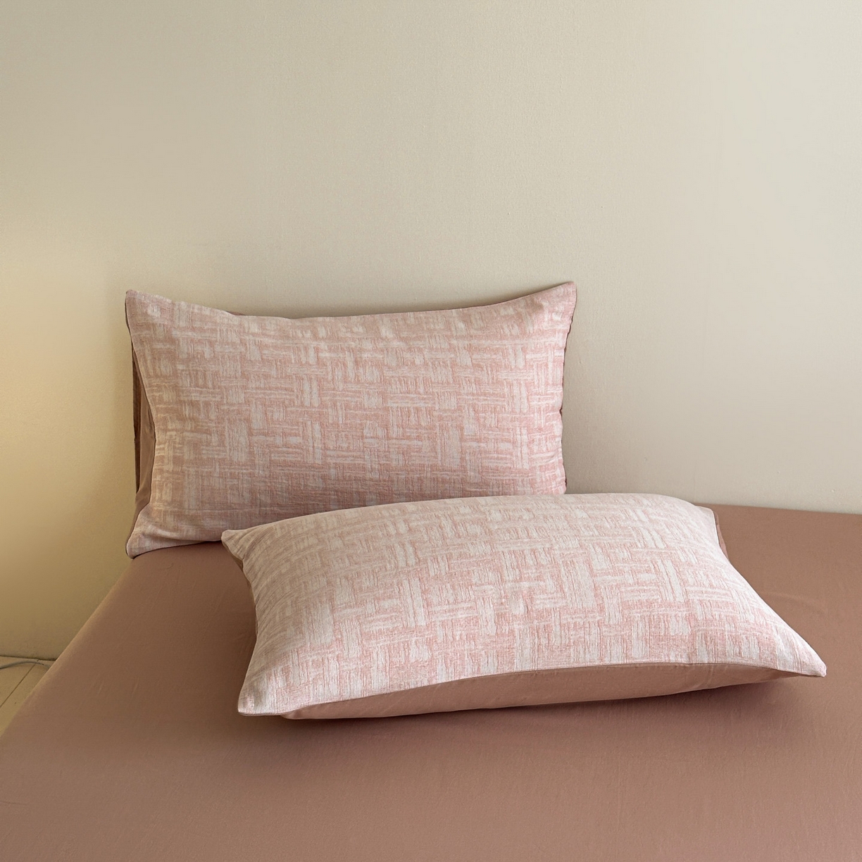 91家纺网 家纺一手货源 找家纺 慕尚家纺 2025新款全棉提花皱皱纱四件套 格纹-玫粉