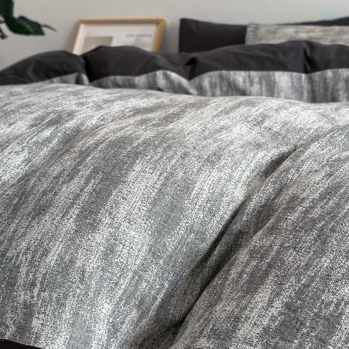 91家纺网 家纺一手货源 找家纺 慕尚家纺 2025新款全棉提花皱皱纱四件套 莫妮-黑灰