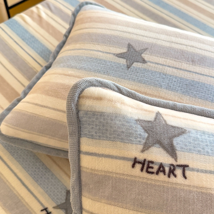 91家纺网 家纺一手货源 找家纺 518家纺2025新款高克重200g印花牛奶绒单枕套  星动旋律