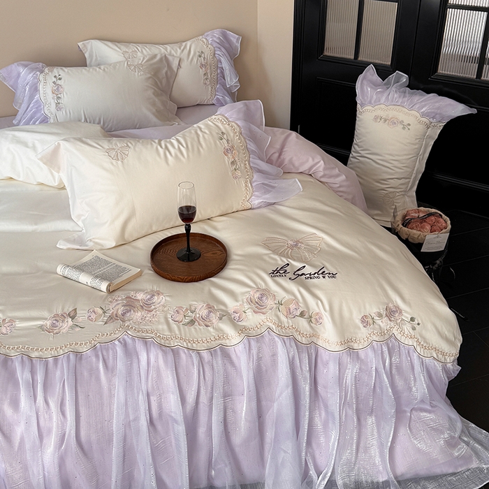 91家纺网 家纺一手货源 找家纺 优悦生活馆 2025新款新疆长绒棉纯棉花边刺绣四件套-花间悟语 花间悟语-梦境紫