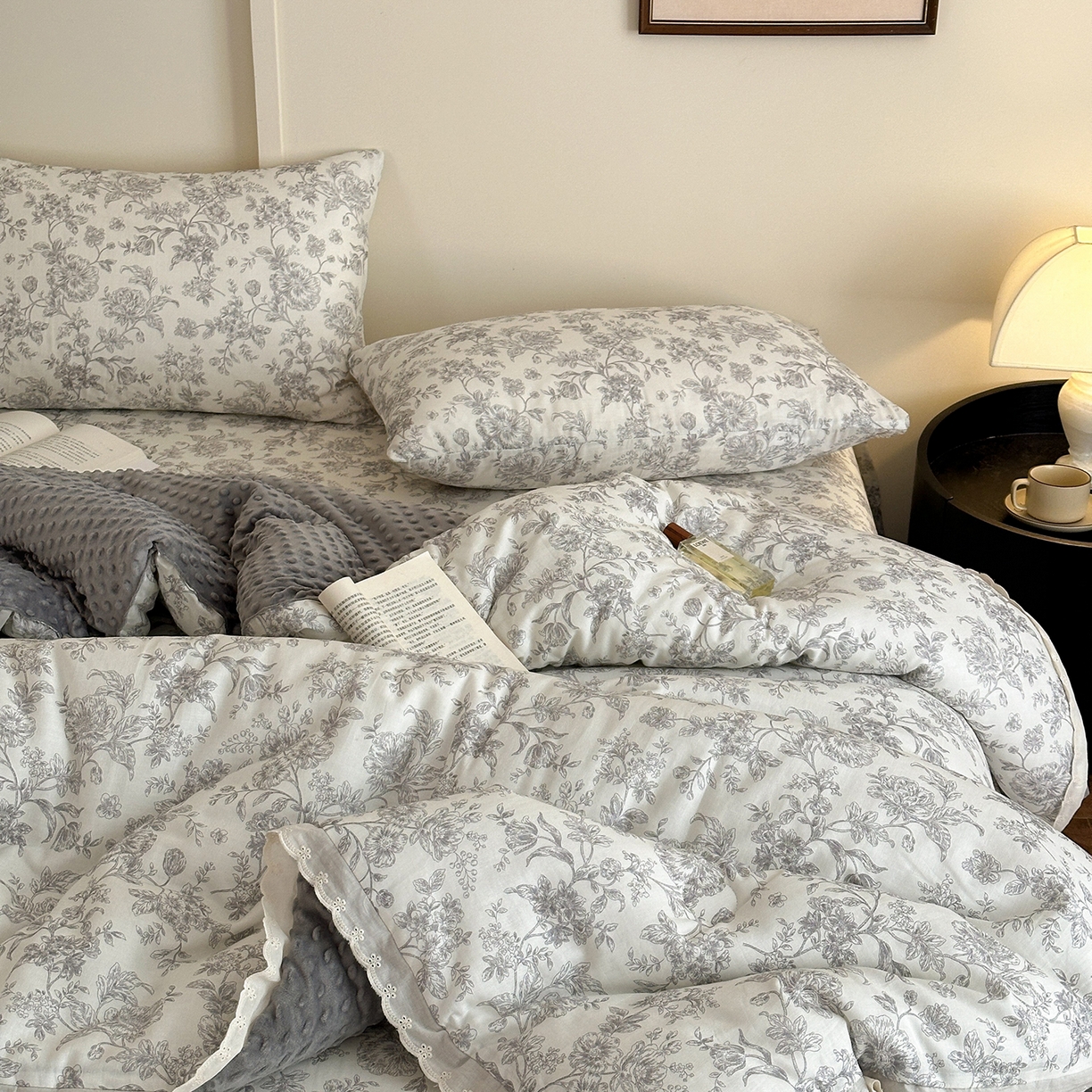 91家纺网 家纺一手货源 找家纺 （总）星期八 2025新款卡通大版牛奶绒豆豆绒数码印花四件套