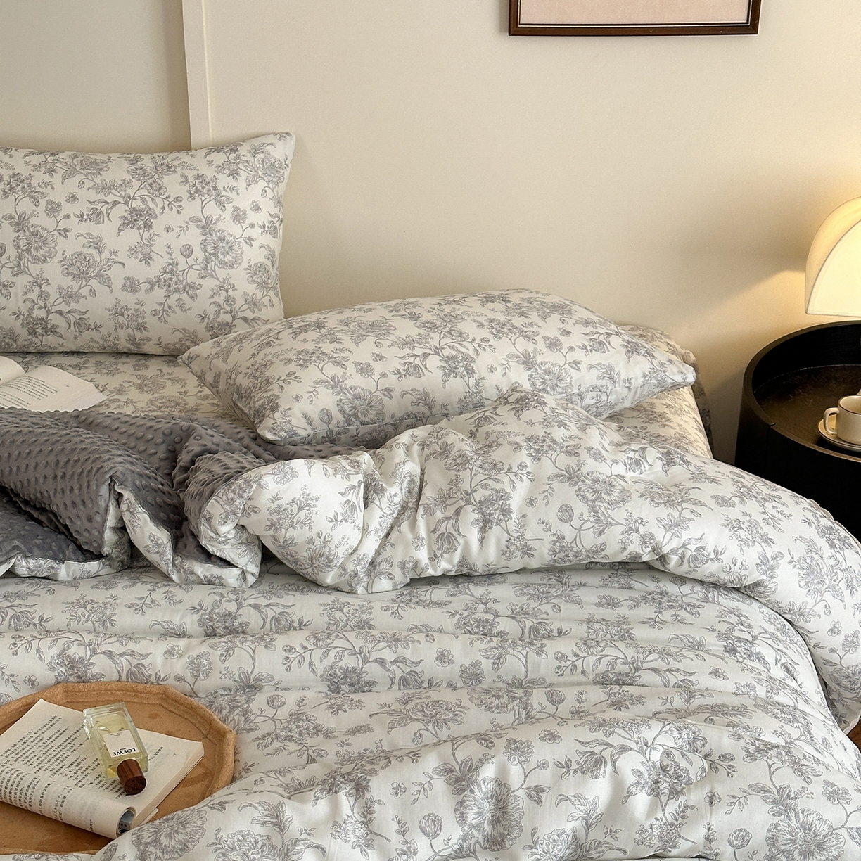 91家纺网 家纺一手货源 找家纺 （总）星期八 2025新款全棉双层纱花边豆豆被四件套