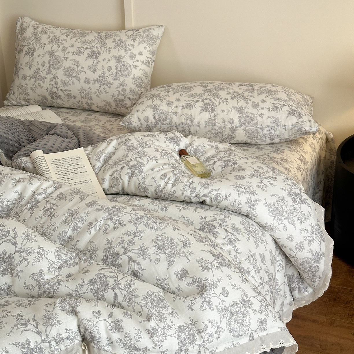 91家纺网 家纺一手货源 找家纺 （总）星期八 2025新款全棉双层纱花边豆豆被四件套