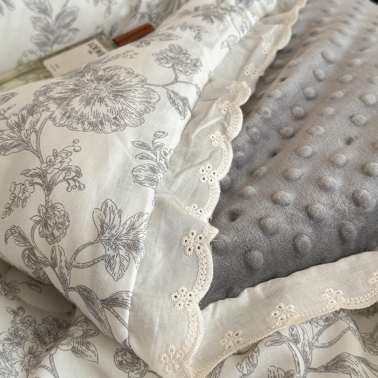 91家纺网 家纺一手货源 找家纺 （总）星期八 2025新款全棉双层纱花边豆豆被四件套