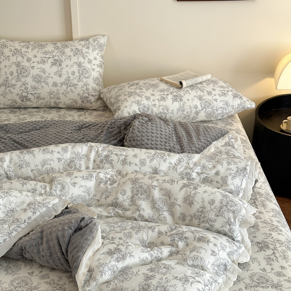 91家纺网 家纺一手货源 找家纺 （总）星期八 2025新款全棉双层纱花边豆豆被四件套