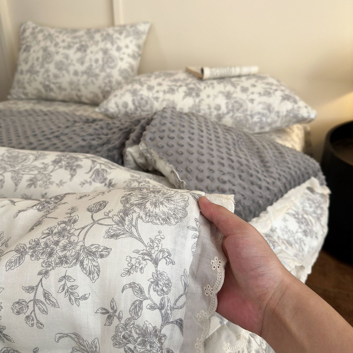 91家纺网 家纺一手货源 找家纺 （总）星期八 2025新款全棉双层纱花边豆豆被四件套