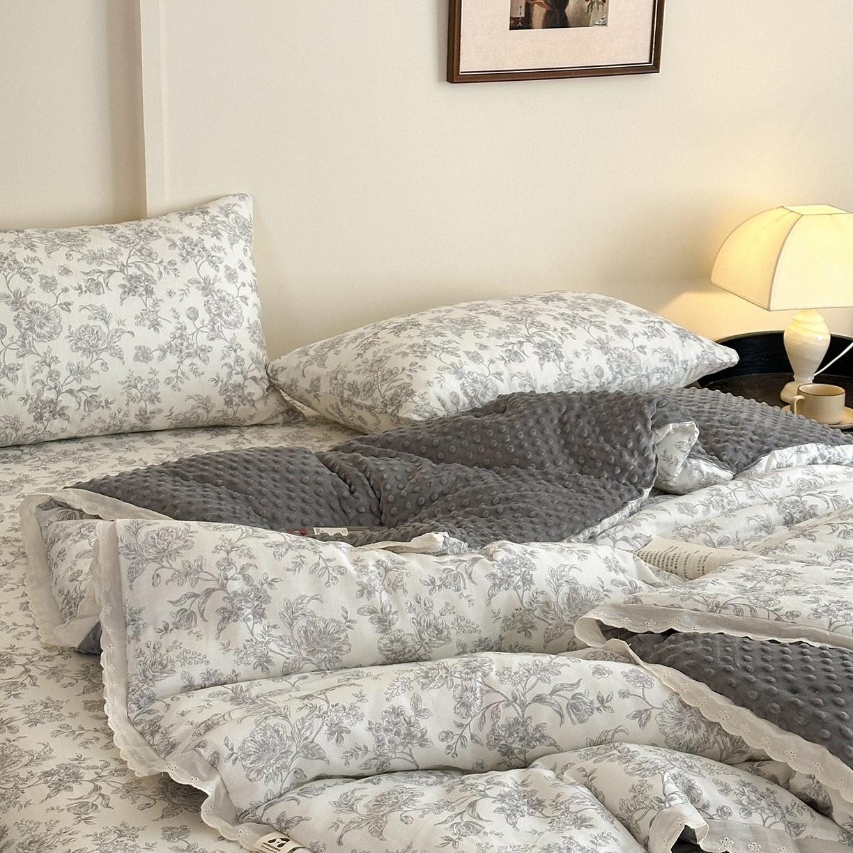 91家纺网 家纺一手货源 找家纺 （总）星期八 2025新款全棉双层纱花边豆豆被四件套