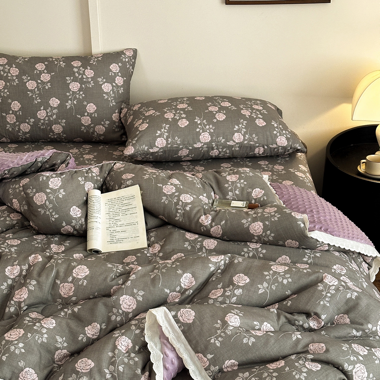 91家纺网 家纺一手货源 找家纺 星期八 2025新款全棉双层纱花边豆豆被四件套 玫瑰