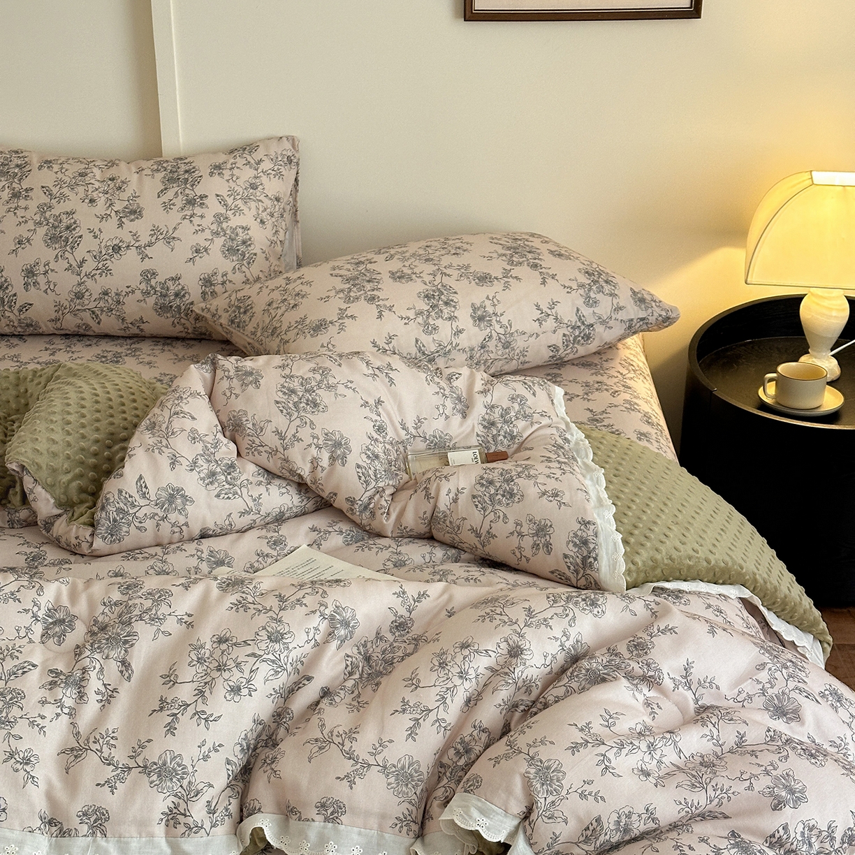 91家纺网 家纺一手货源 找家纺 （总）星期八 2025新款全棉双层纱花边豆豆被四件套