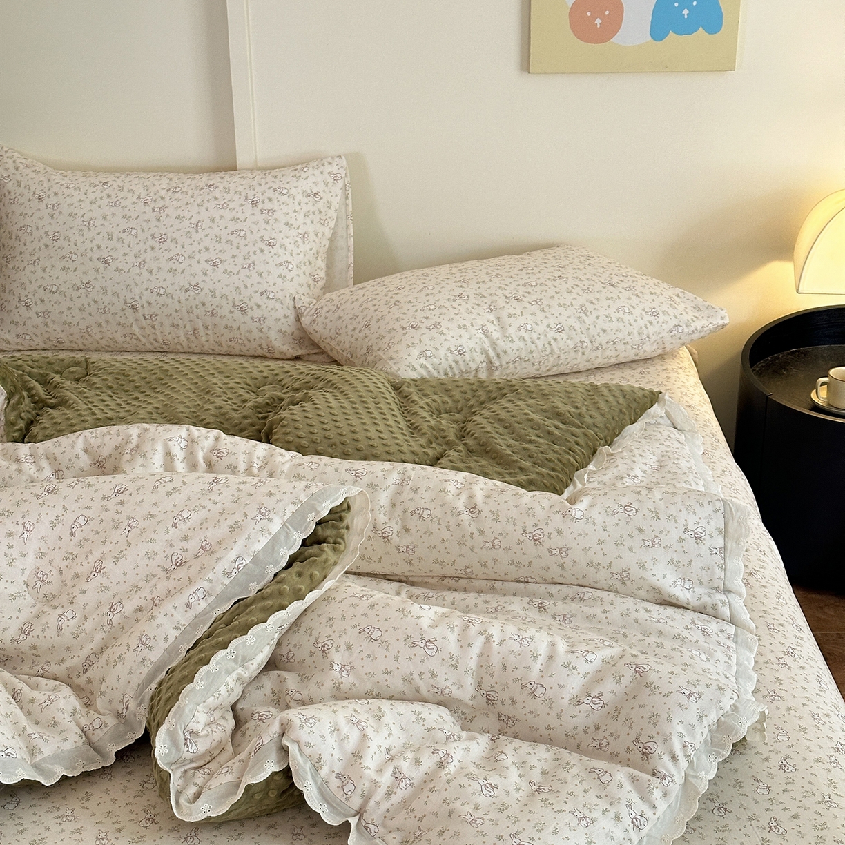 91家纺网 家纺一手货源 找家纺 （总）星期八 2025新款全棉双层纱花边豆豆被四件套