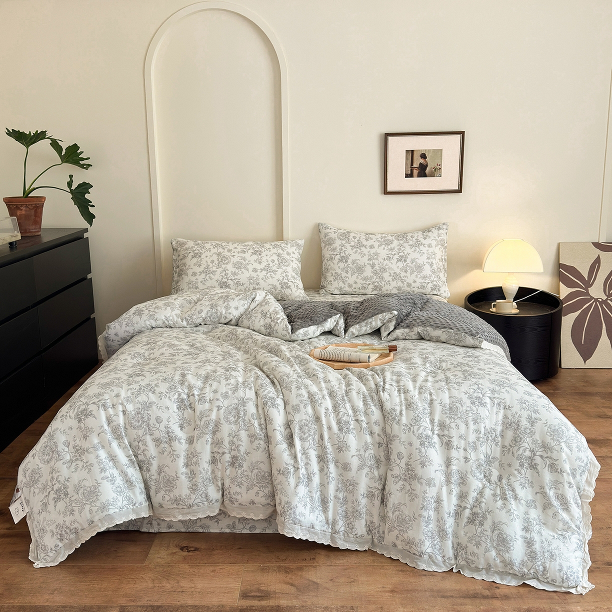 91家纺网 家纺一手货源 找家纺 星期八 2025新款全棉双层纱花边豆豆被四件套 夕雾