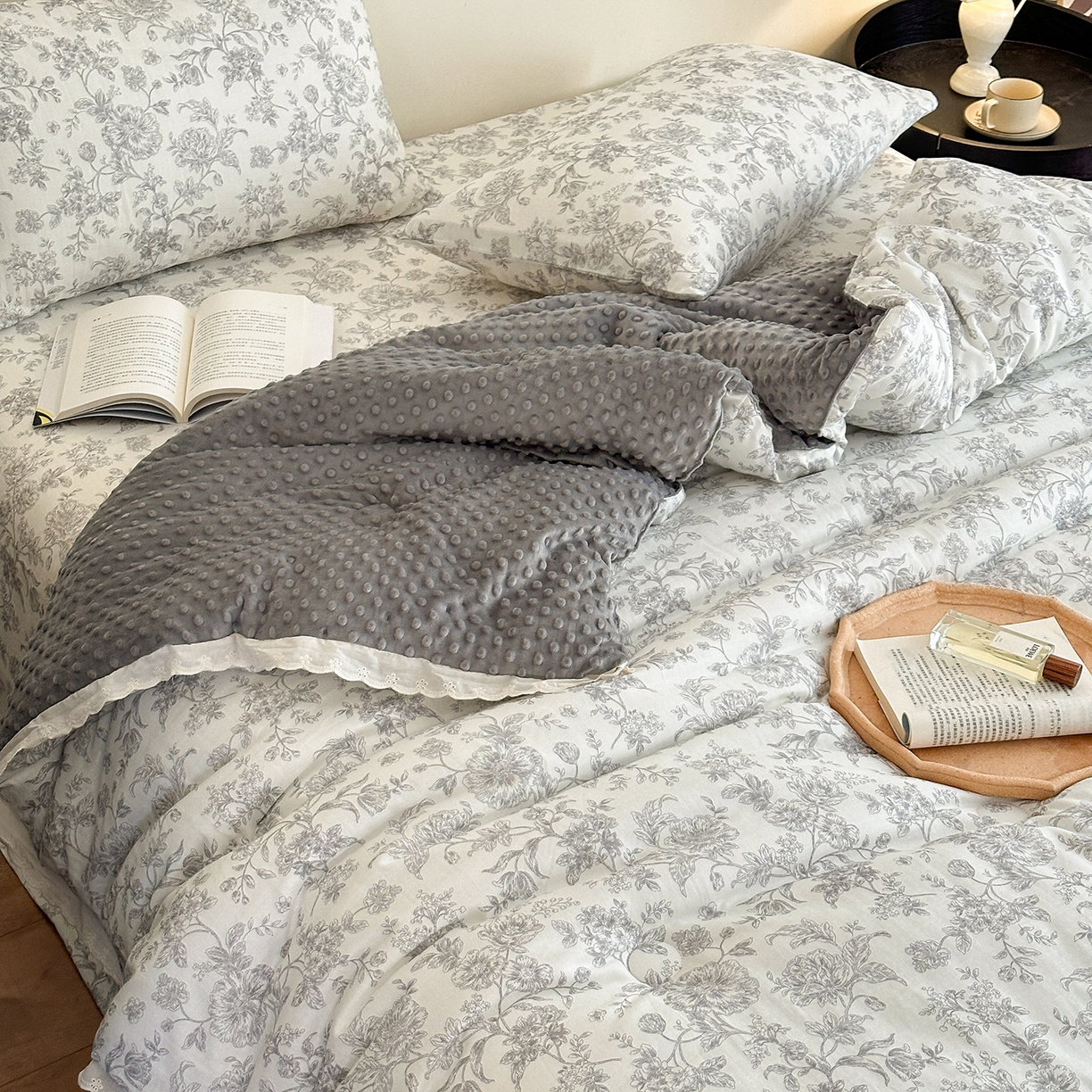 91家纺网 家纺一手货源 找家纺 星期八 2025新款全棉双层纱花边豆豆被四件套 夕雾