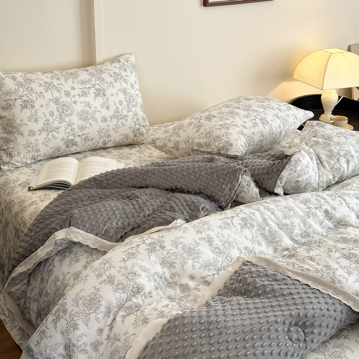 91家纺网 家纺一手货源 找家纺 星期八 2025新款全棉双层纱花边豆豆被四件套 夕雾