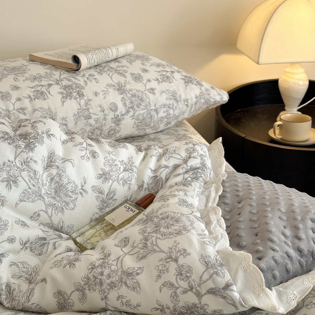 91家纺网 家纺一手货源 找家纺 星期八 2025新款全棉双层纱花边豆豆被四件套 夕雾