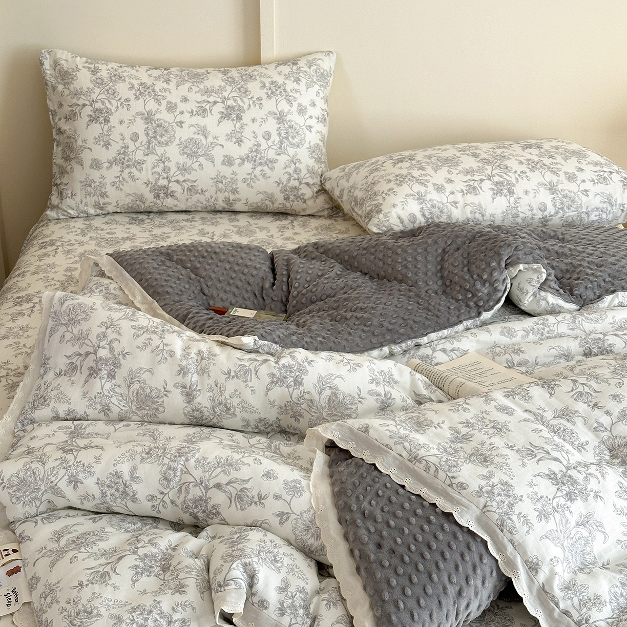 91家纺网 家纺一手货源 找家纺 星期八 2025新款全棉双层纱花边豆豆被四件套 夕雾