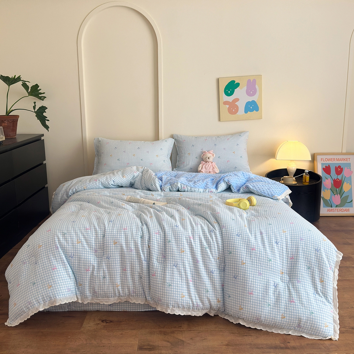 91家纺网 家纺一手货源 找家纺 星期八 2025新款全棉双层纱花边豆豆被四件套 彩色蝴蝶结