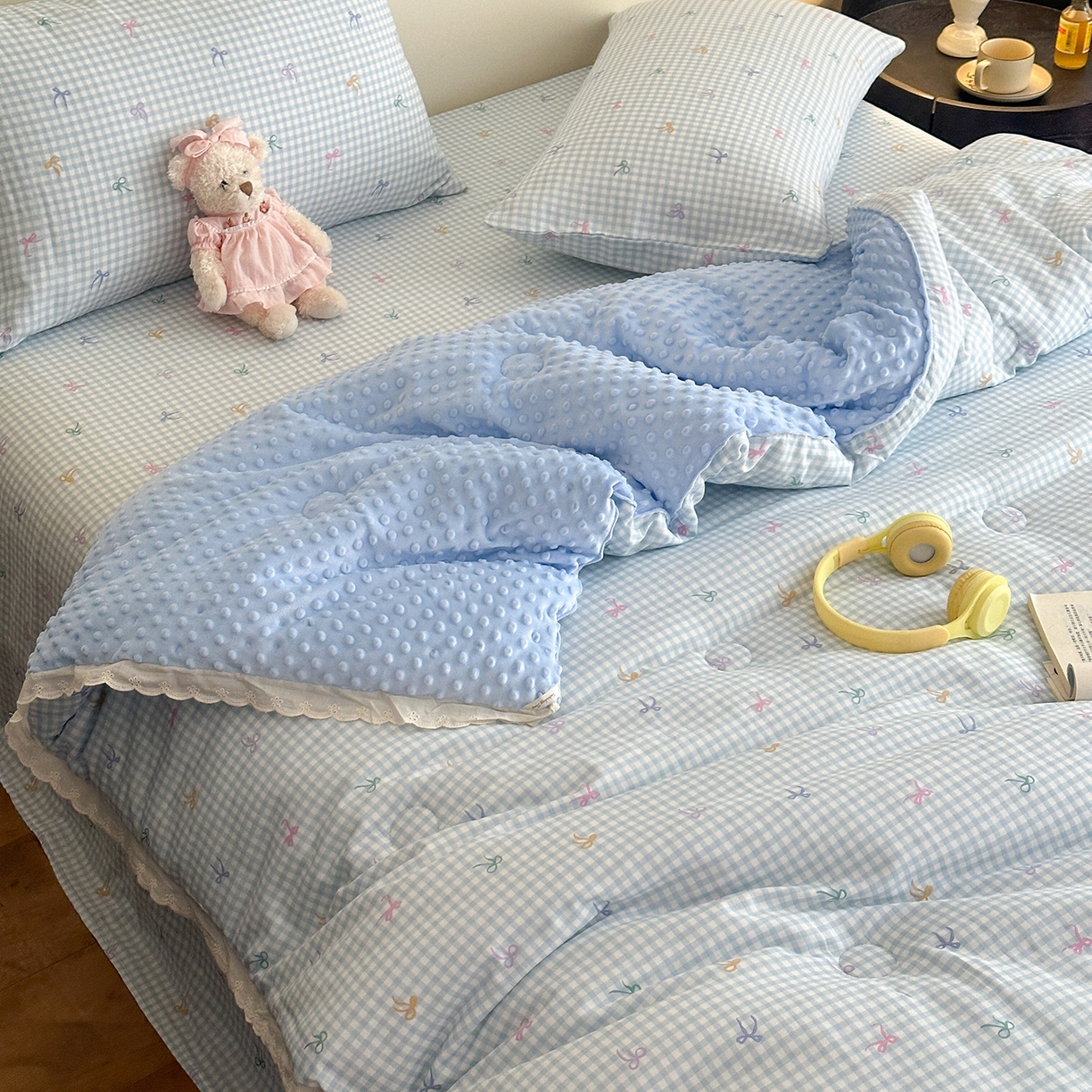 91家纺网 家纺一手货源 找家纺 星期八 2025新款全棉双层纱花边豆豆被四件套 彩色蝴蝶结