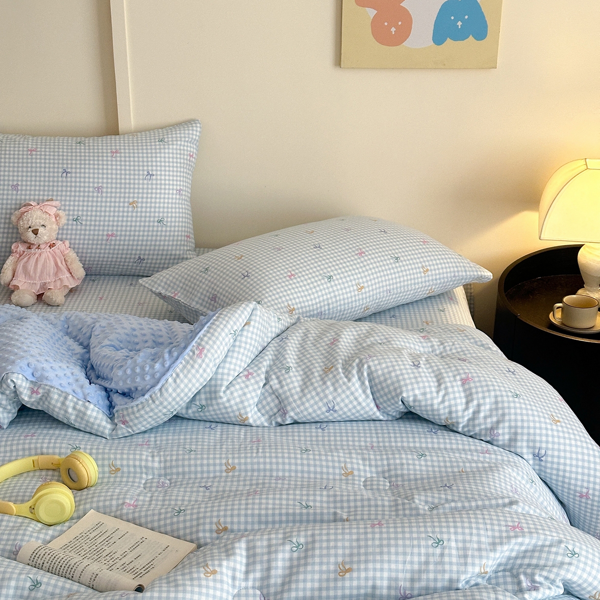 91家纺网 家纺一手货源 找家纺 星期八 2025新款全棉双层纱花边豆豆被四件套 彩色蝴蝶结