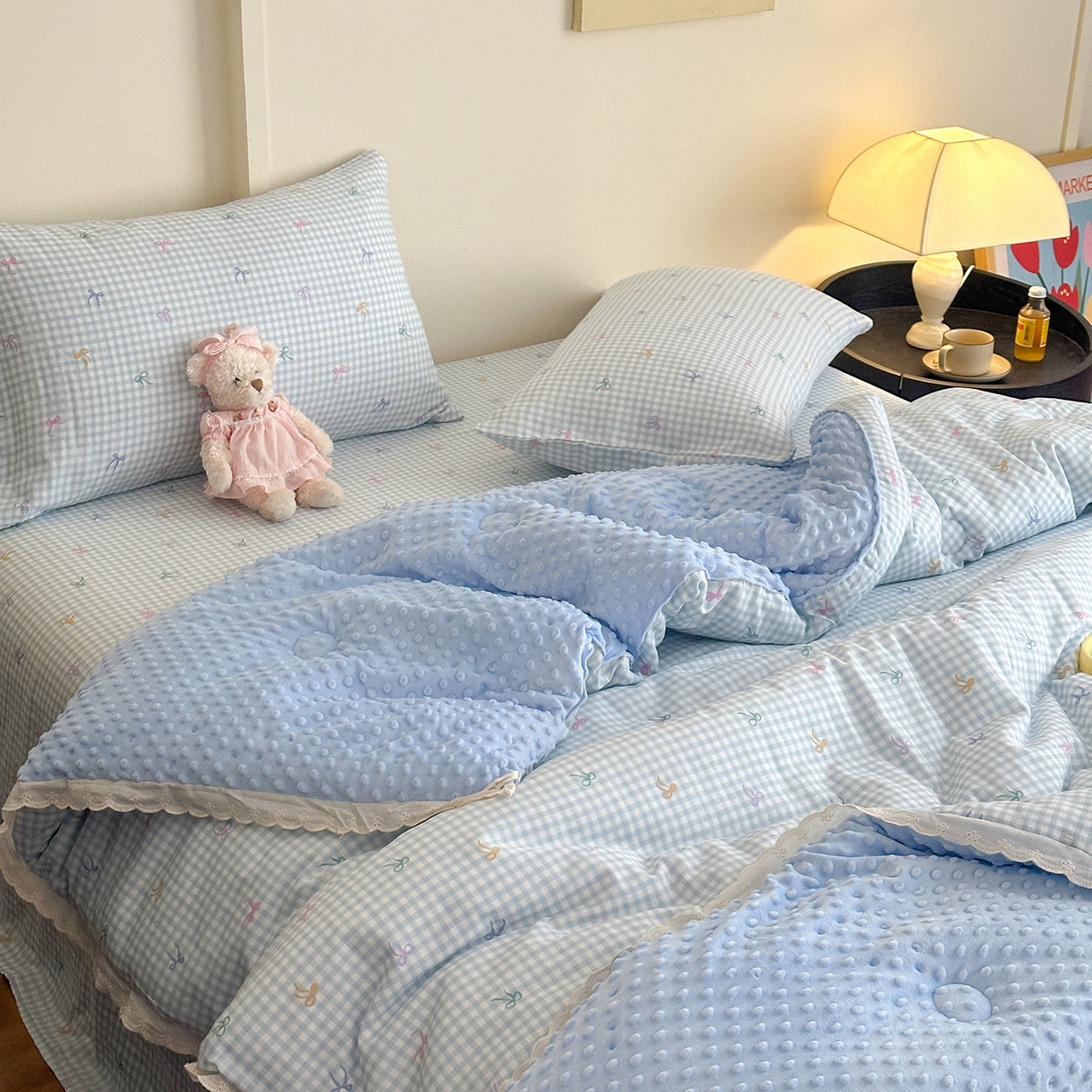 91家纺网 家纺一手货源 找家纺 星期八 2025新款全棉双层纱花边豆豆被四件套 彩色蝴蝶结