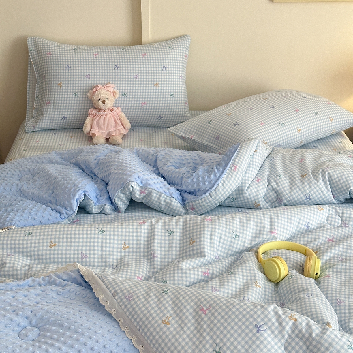 91家纺网 家纺一手货源 找家纺 星期八 2025新款全棉双层纱花边豆豆被四件套 彩色蝴蝶结