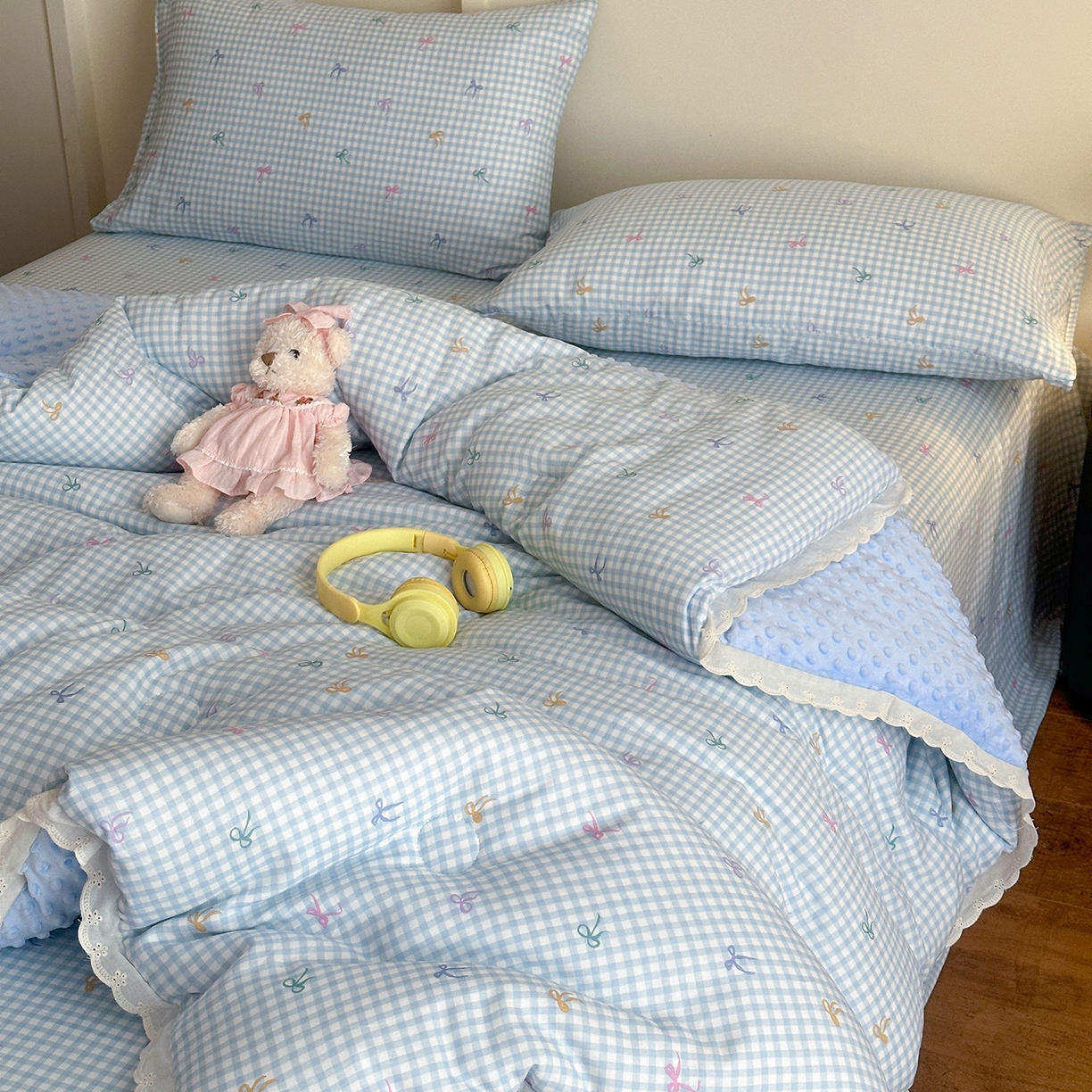 91家纺网 家纺一手货源 找家纺 星期八 2025新款全棉双层纱花边豆豆被四件套 彩色蝴蝶结