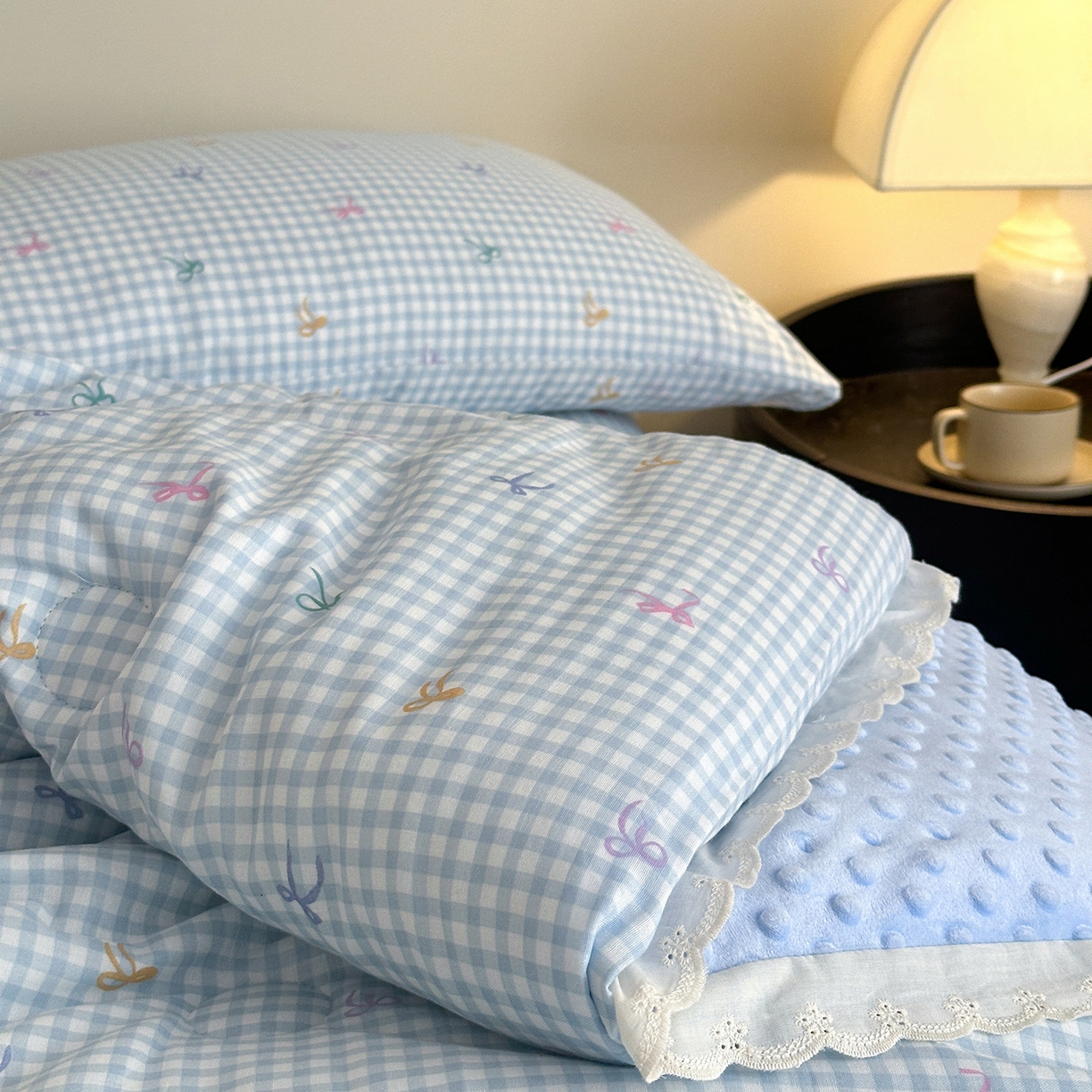 91家纺网 家纺一手货源 找家纺 星期八 2025新款全棉双层纱花边豆豆被四件套 彩色蝴蝶结