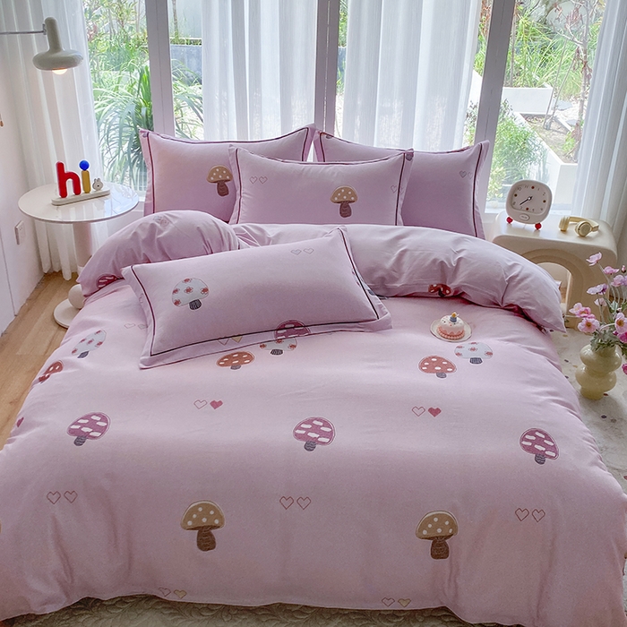 91家纺网 家纺一手货源 找家纺 眷恋家纺 2025新款秋冬超柔全棉精梳棉磨毛三件套四件套 蘑菇园-粉（有小号）