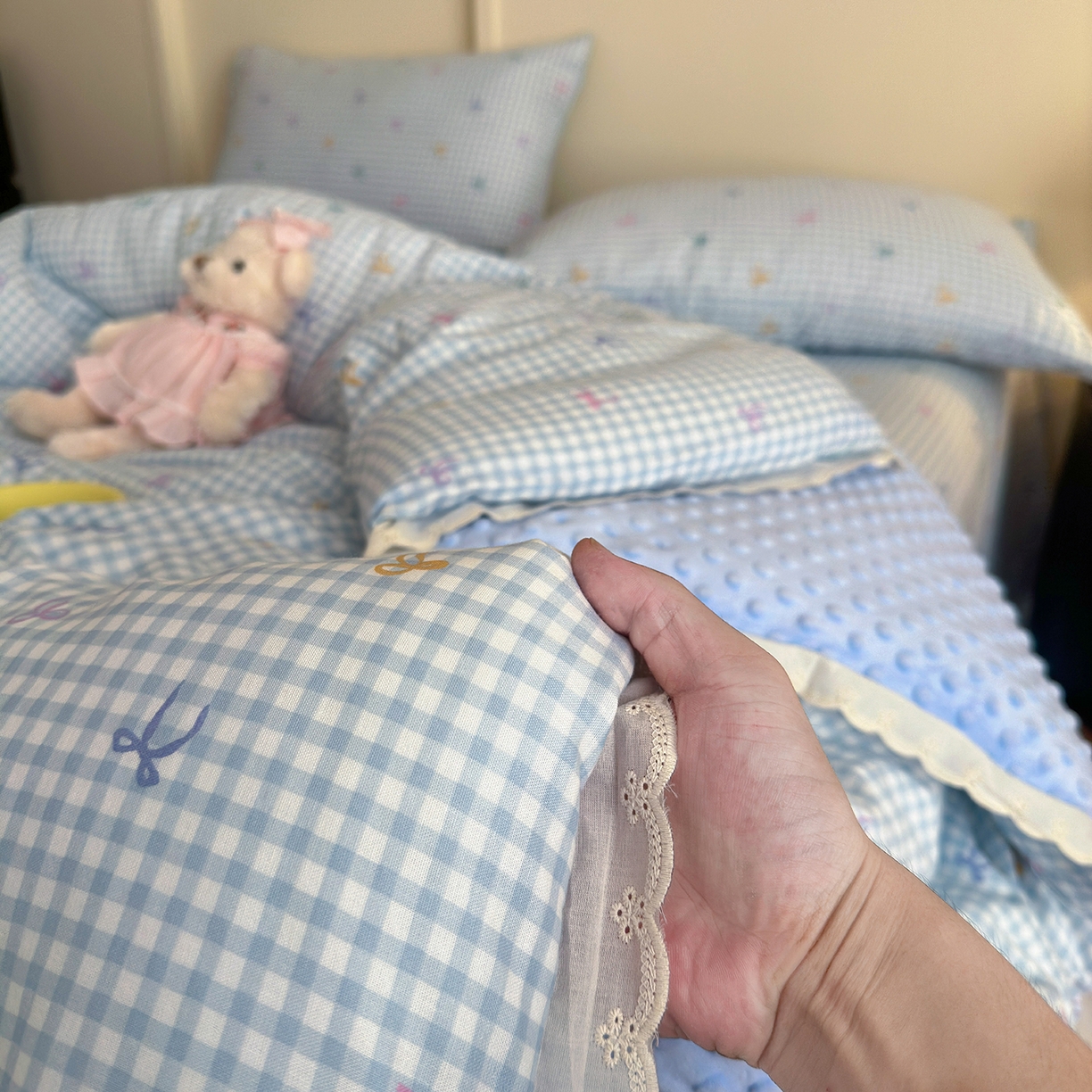 91家纺网 家纺一手货源 找家纺 星期八 2025新款全棉双层纱花边豆豆被四件套 彩色蝴蝶结