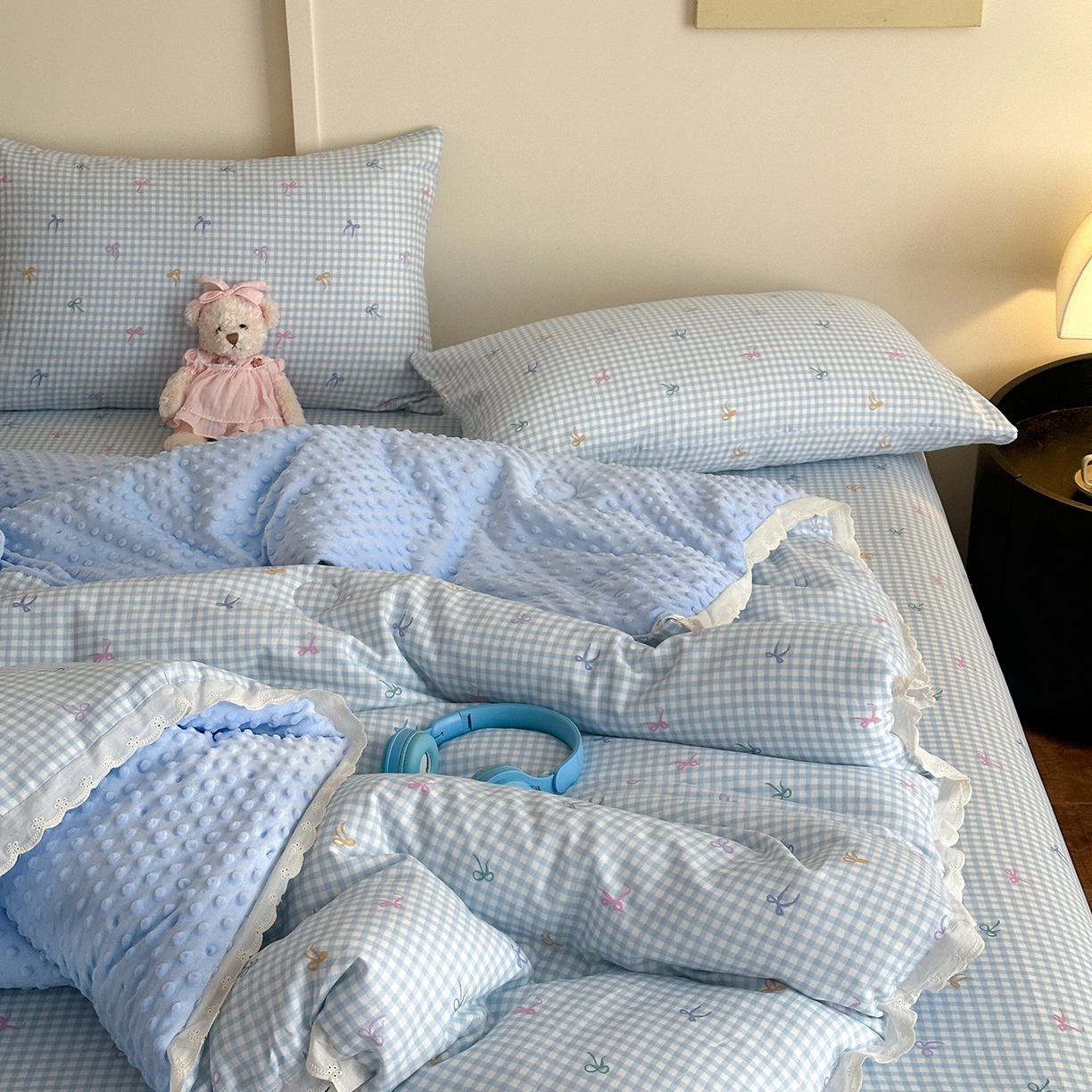 91家纺网 家纺一手货源 找家纺 星期八 2025新款全棉双层纱花边豆豆被四件套 彩色蝴蝶结