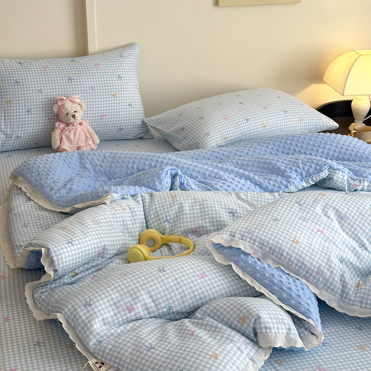 91家纺网 家纺一手货源 找家纺 星期八 2025新款全棉双层纱花边豆豆被四件套 彩色蝴蝶结