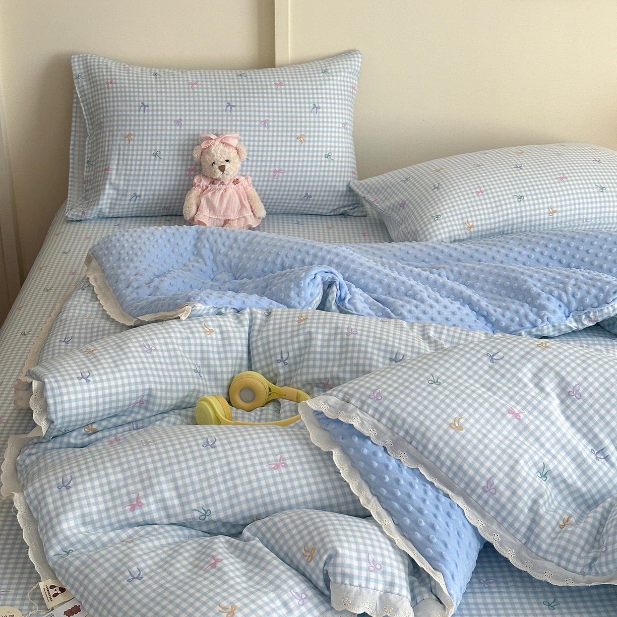 91家纺网 家纺一手货源 找家纺 星期八 2025新款全棉双层纱花边豆豆被四件套 彩色蝴蝶结