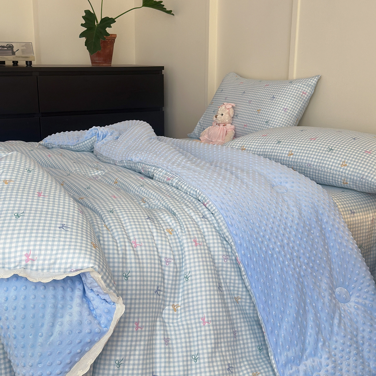 91家纺网 家纺一手货源 找家纺 星期八 2025新款全棉双层纱花边豆豆被四件套 彩色蝴蝶结