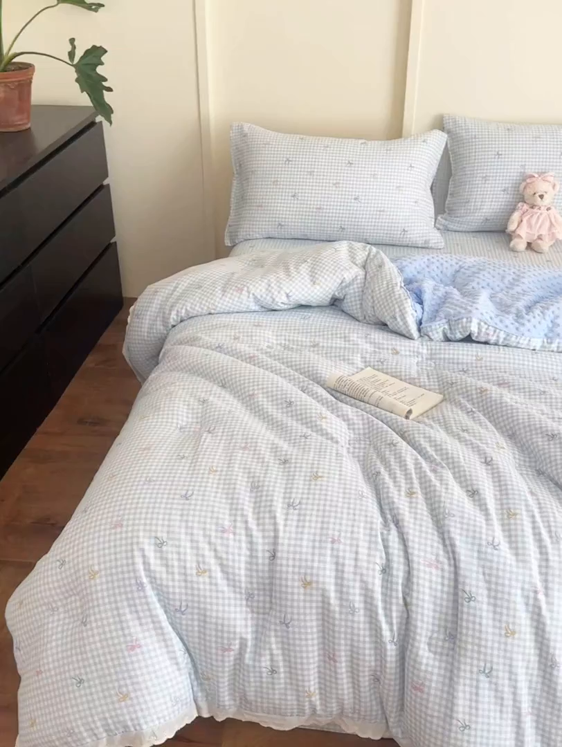 91家纺网 家纺一手货源 找家纺 星期八 2025新款全棉双层纱花边豆豆被四件套 彩色蝴蝶结