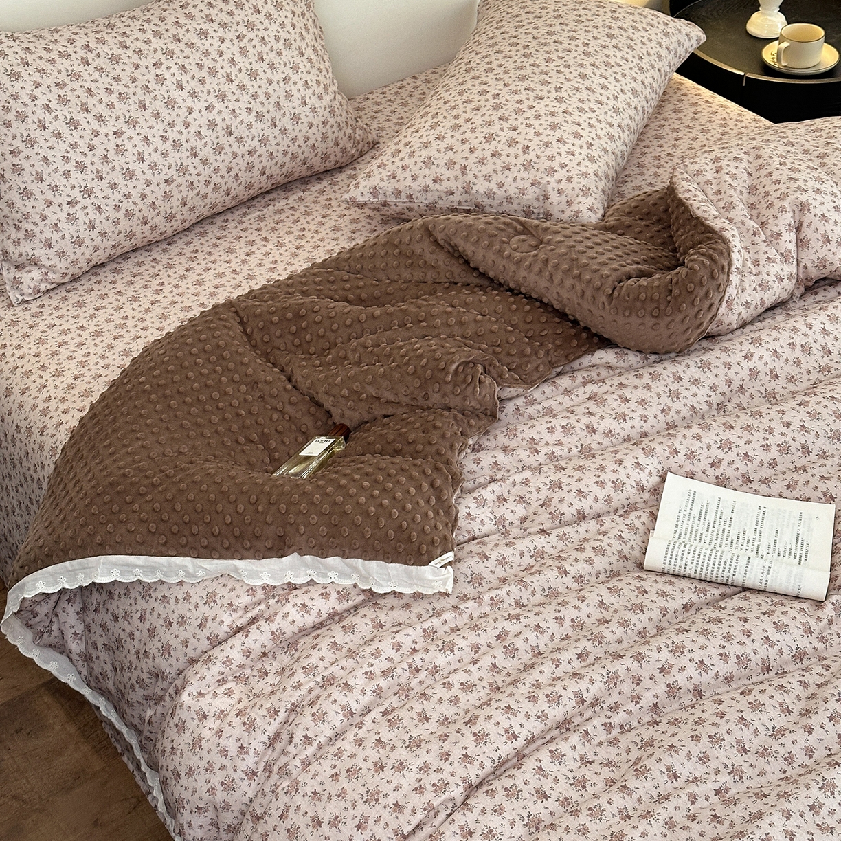 91家纺网 家纺一手货源 找家纺 星期八 2025新款全棉双层纱花边豆豆被四件套 丁香