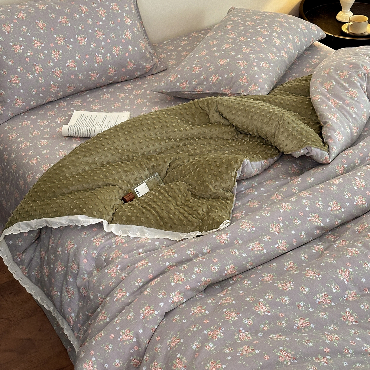 91家纺网 家纺一手货源 找家纺 星期八 2025新款全棉双层纱花边豆豆被四件套 风铃