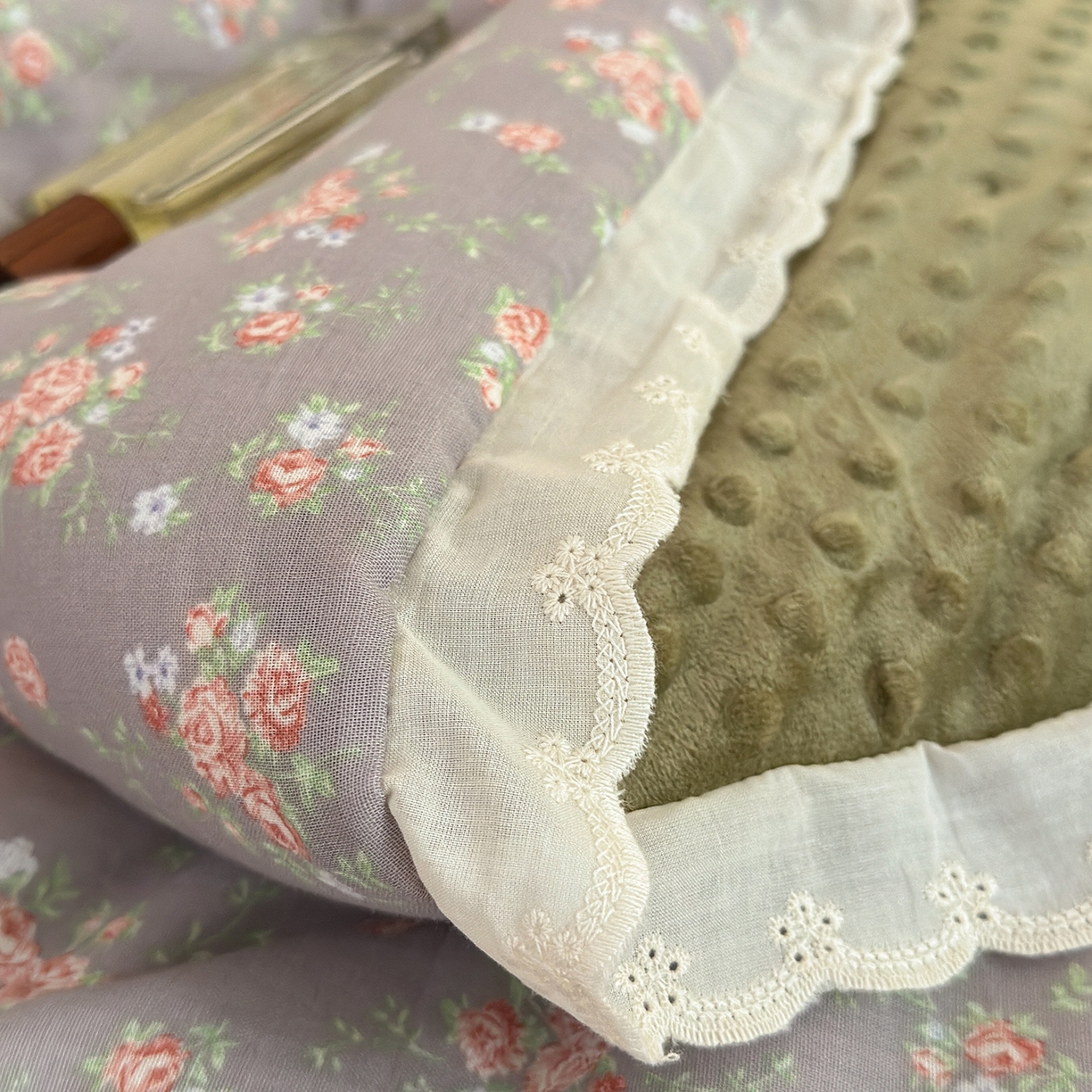 91家纺网 家纺一手货源 找家纺 星期八 2025新款全棉双层纱花边豆豆被四件套 风铃