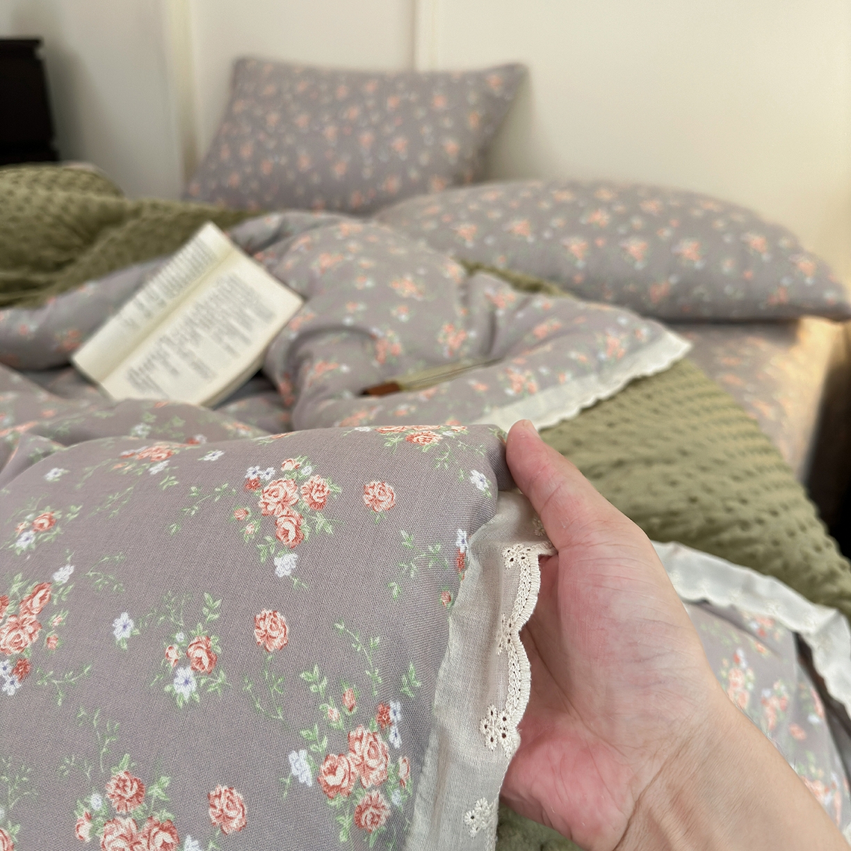 91家纺网 家纺一手货源 找家纺 星期八 2025新款全棉双层纱花边豆豆被四件套 风铃