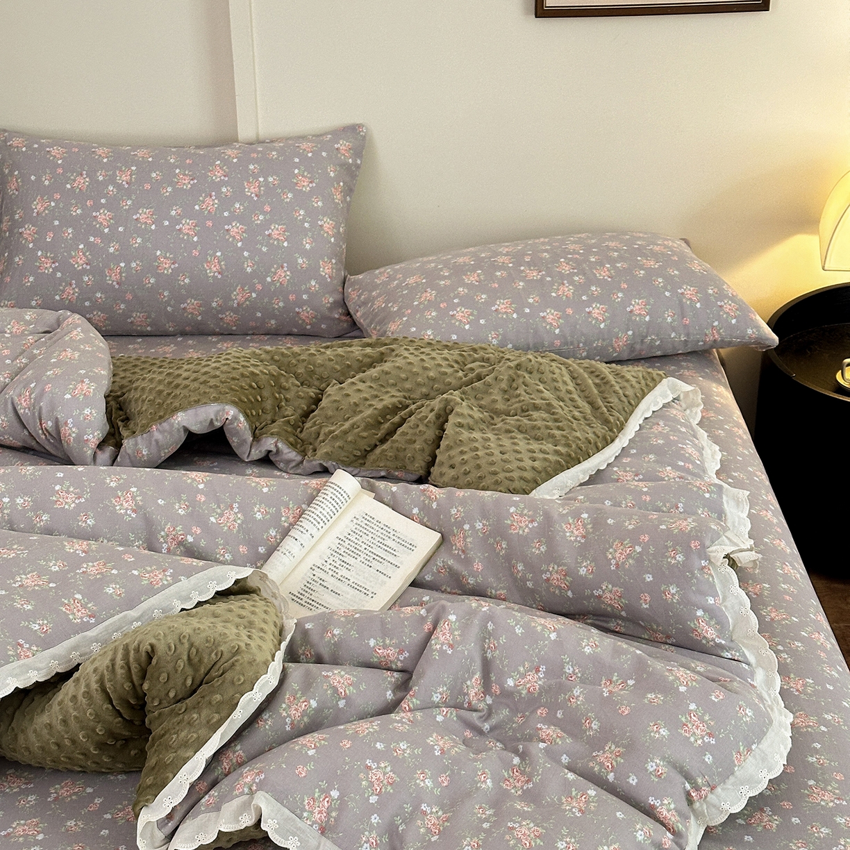 91家纺网 家纺一手货源 找家纺 星期八 2025新款全棉双层纱花边豆豆被四件套 风铃