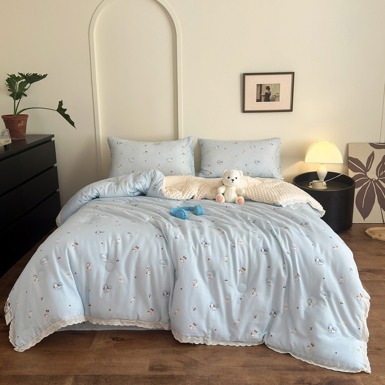 91家纺网 家纺一手货源 找家纺 星期八 2025新款全棉双层纱花边豆豆被四件套 狗狗乐园