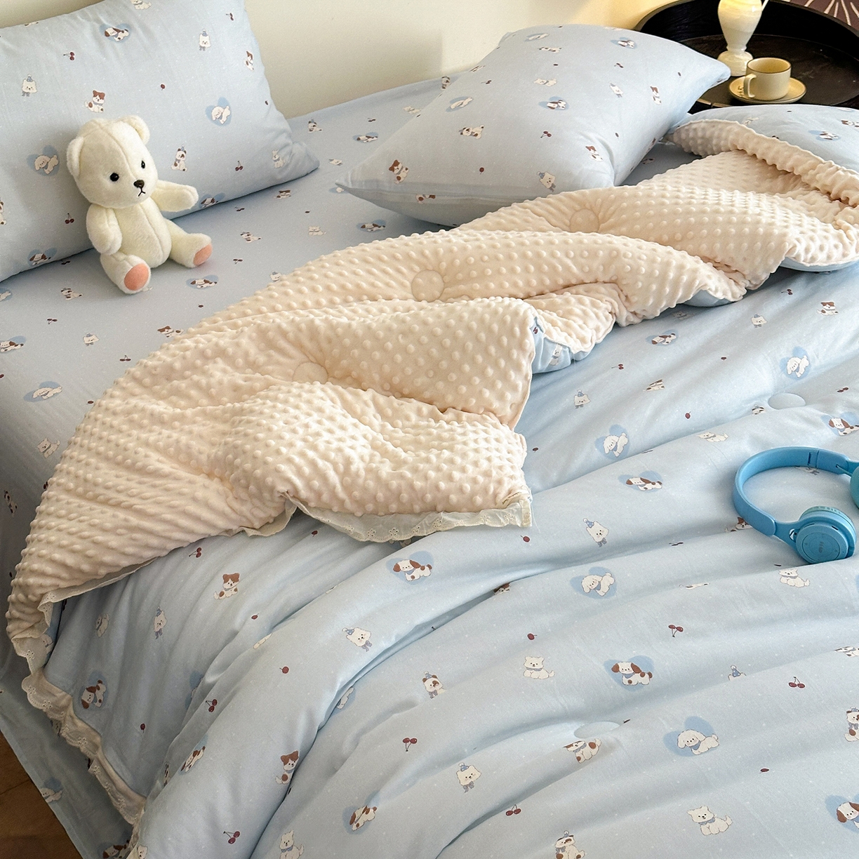 91家纺网 家纺一手货源 找家纺 星期八 2025新款全棉双层纱花边豆豆被四件套 狗狗乐园